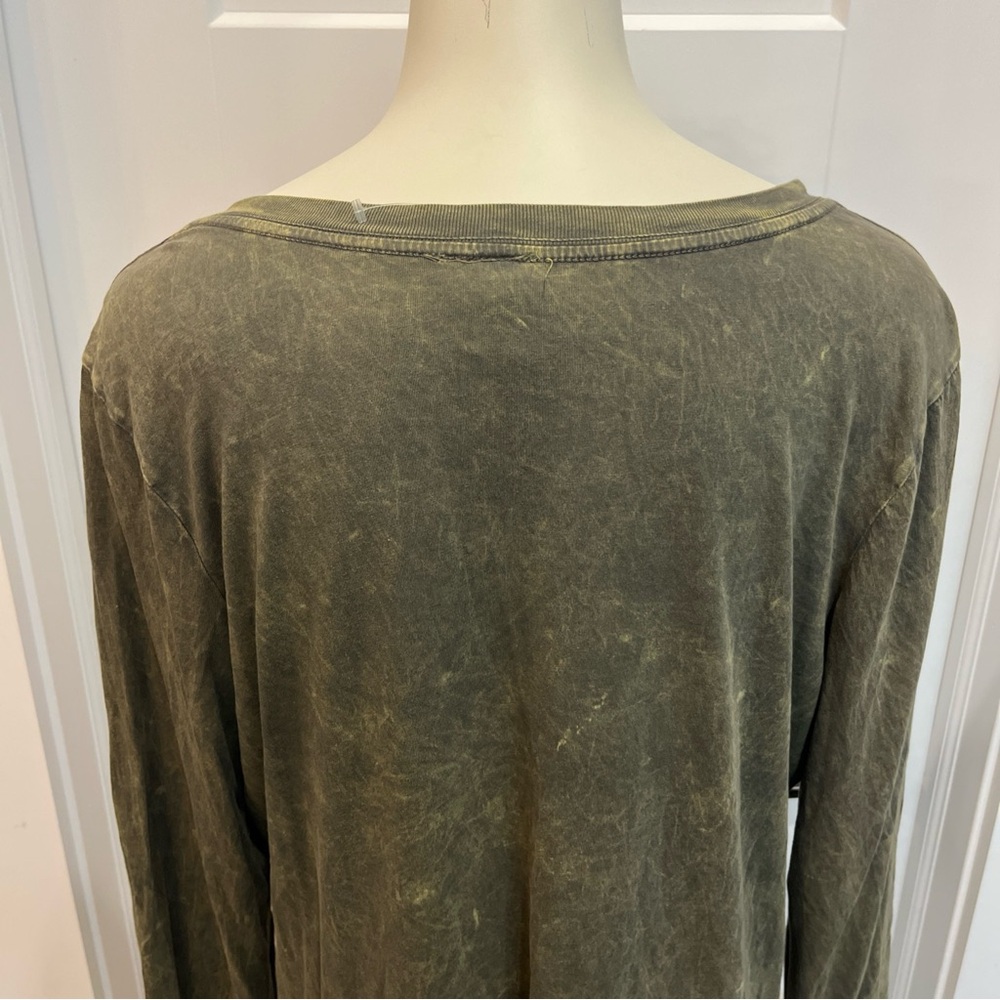 LA Teez Women’s Solid Green Distressed Top V Neck Size 2XL Long Sleeve Grunge - Picture 5 of 8